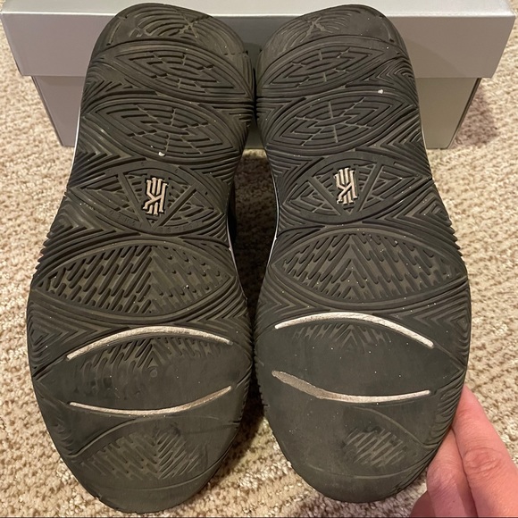 Kyrie 5 GS Black Metallic Kids Basketball shoes 🏀 - Picture 4 of 5